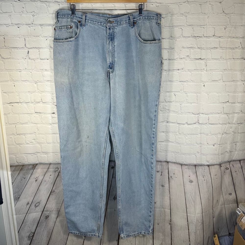 Vintage Levis 560 Comfort Fit Tapered Leg Light Wash Blue Denim Jeans Mens